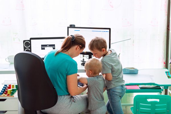 Foto Mutter mit zwei Kindern im Homeoffice