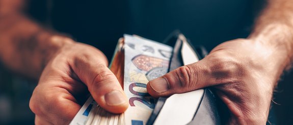 Foto Hände mit Bargeld