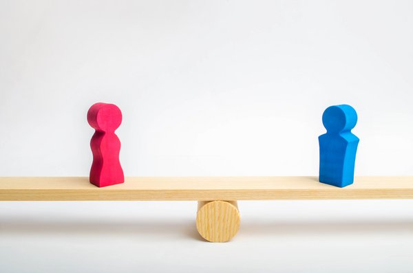 Foto Waage mit 2 Holzfiguren